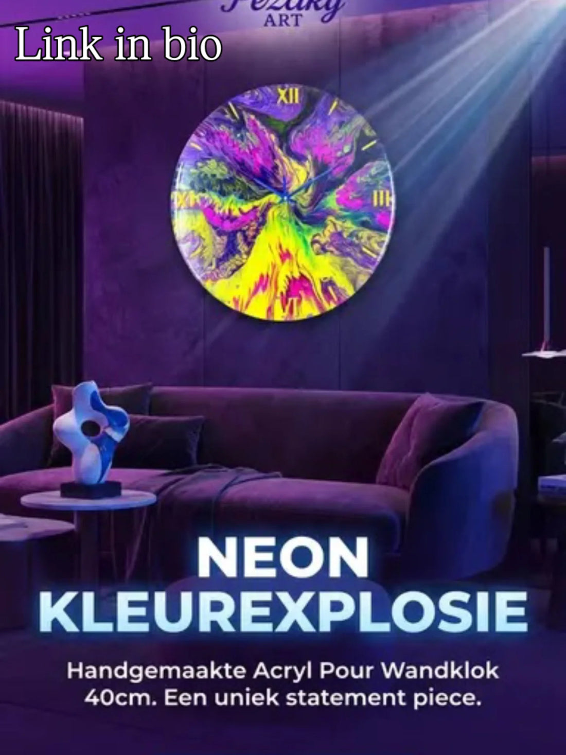 Abstracte acryl pouring wandklok ( neon kleuren roze-paars en geel) als kunst in modern interieur