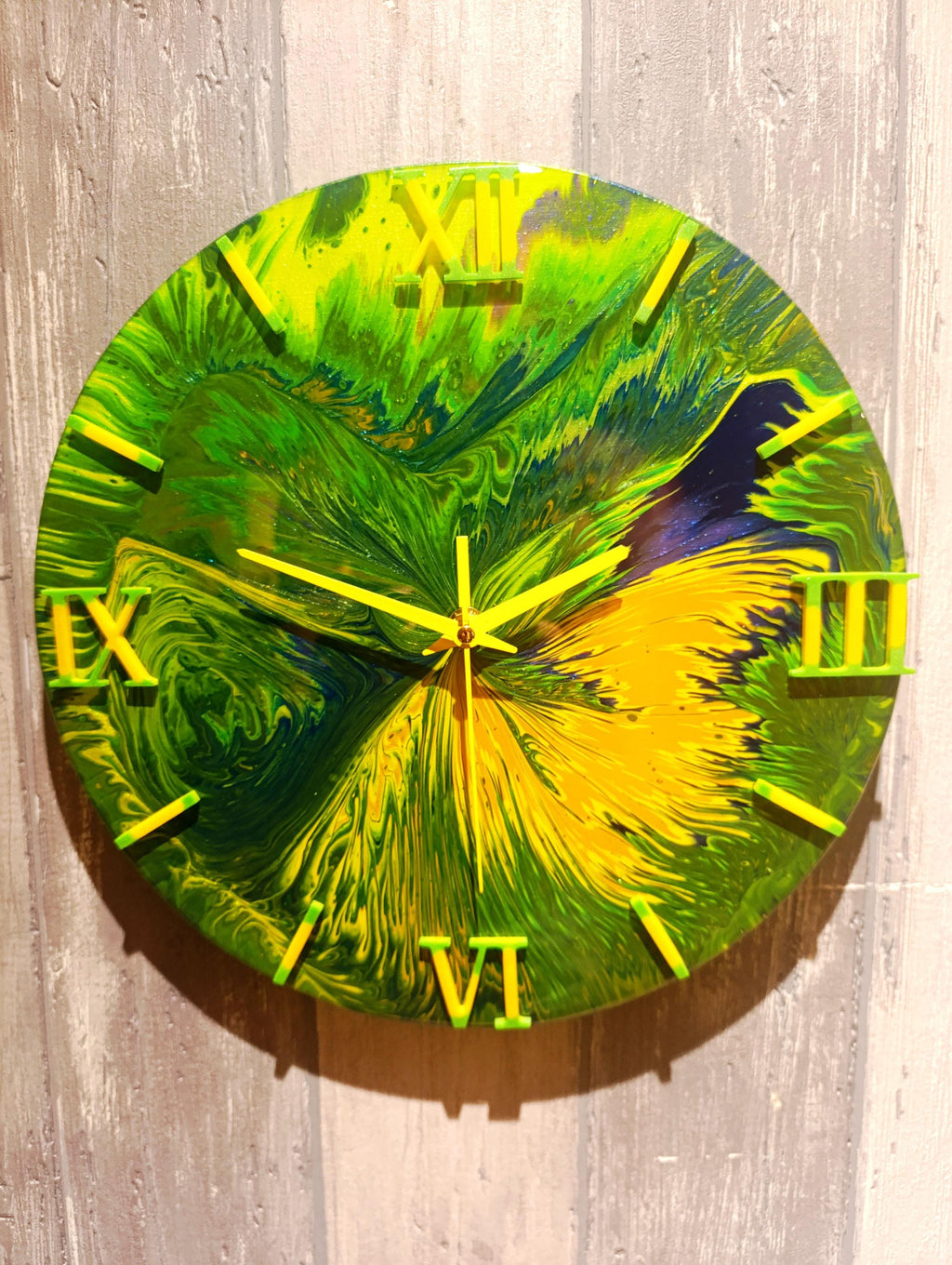 Wandklok 30cm geel groen Lime Burst detail citrus kleuren acryl pour belgië