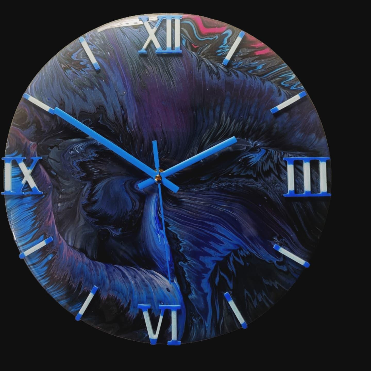 Wandklok 30cm blauw Midnight Blue acryl pour kunstklok silent handgemaakt belgië