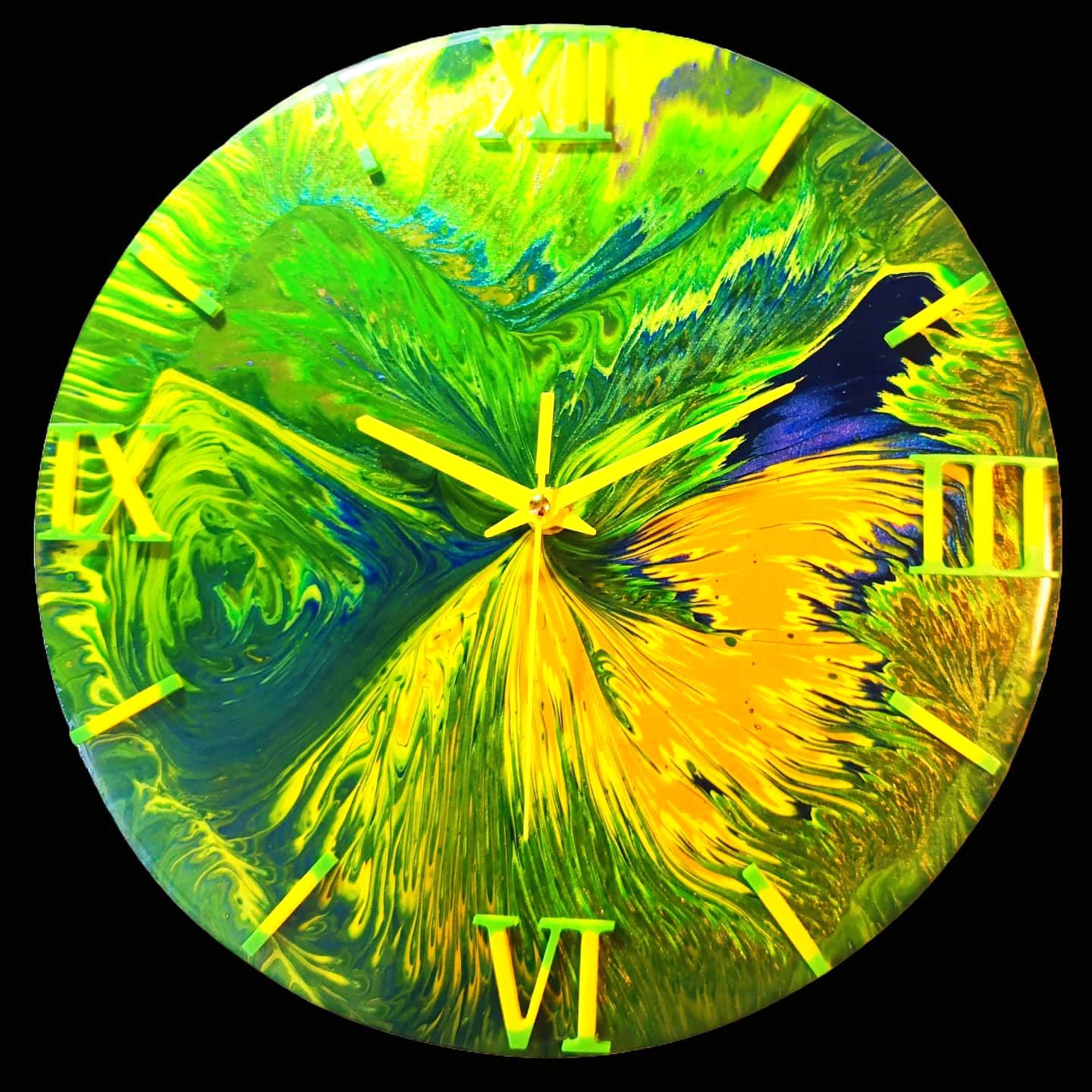 Wandklok 30cm geel groen Lime Burst kleurrijke acryl pour klok handgemaakt belgië