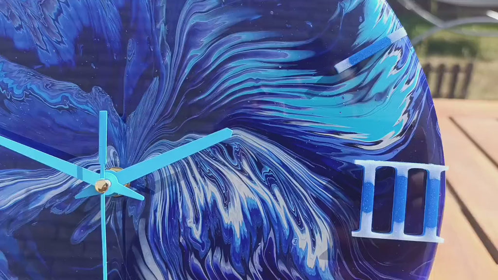 Video wandklok 30cm blauw Ocean Waves detail acryl pouring techniek handgemaakt belgië