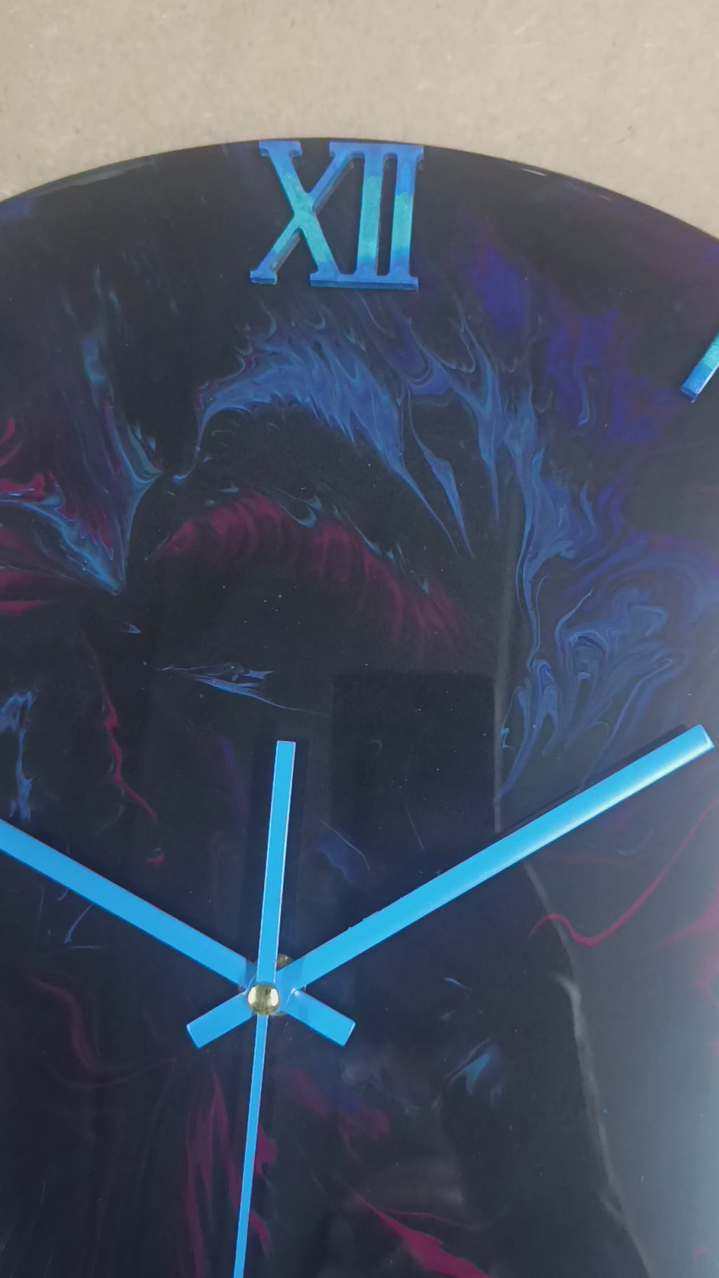 Video wandklok 40cm blauw Midnight Blue Flame detail vlammen patroon acryl pour belgië