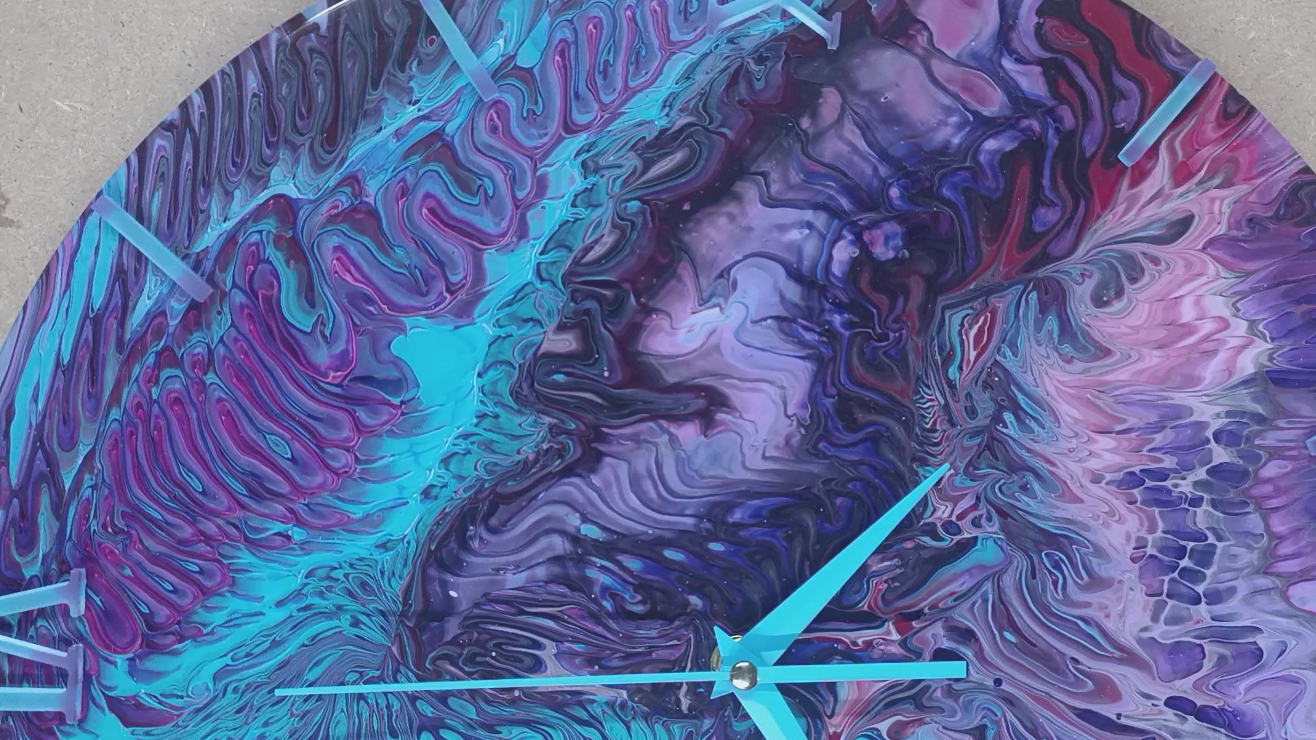 Video wandklok 40cm multicolor Atomic Burst detail kleurexplosie acryl pour belgië