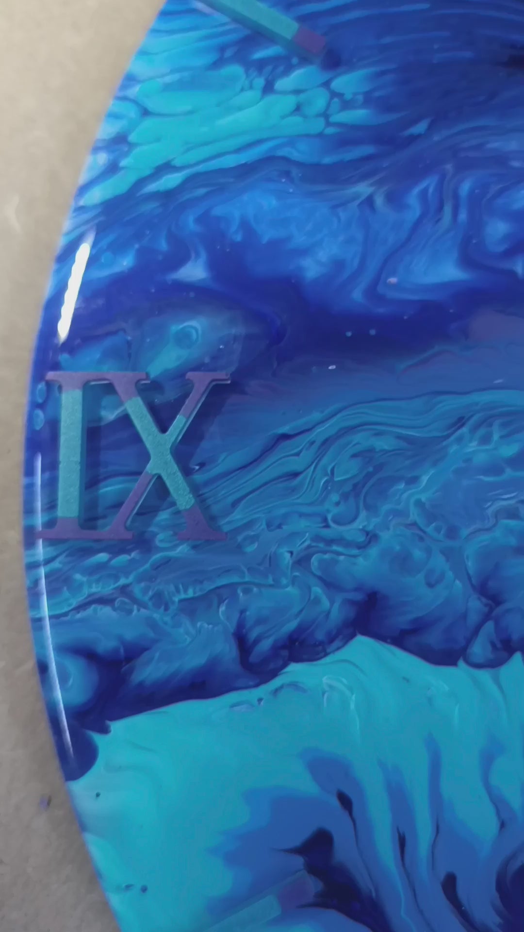 Video wandklok 30cm Ocean Abyss acryl pouring proces handgemaakt belgië