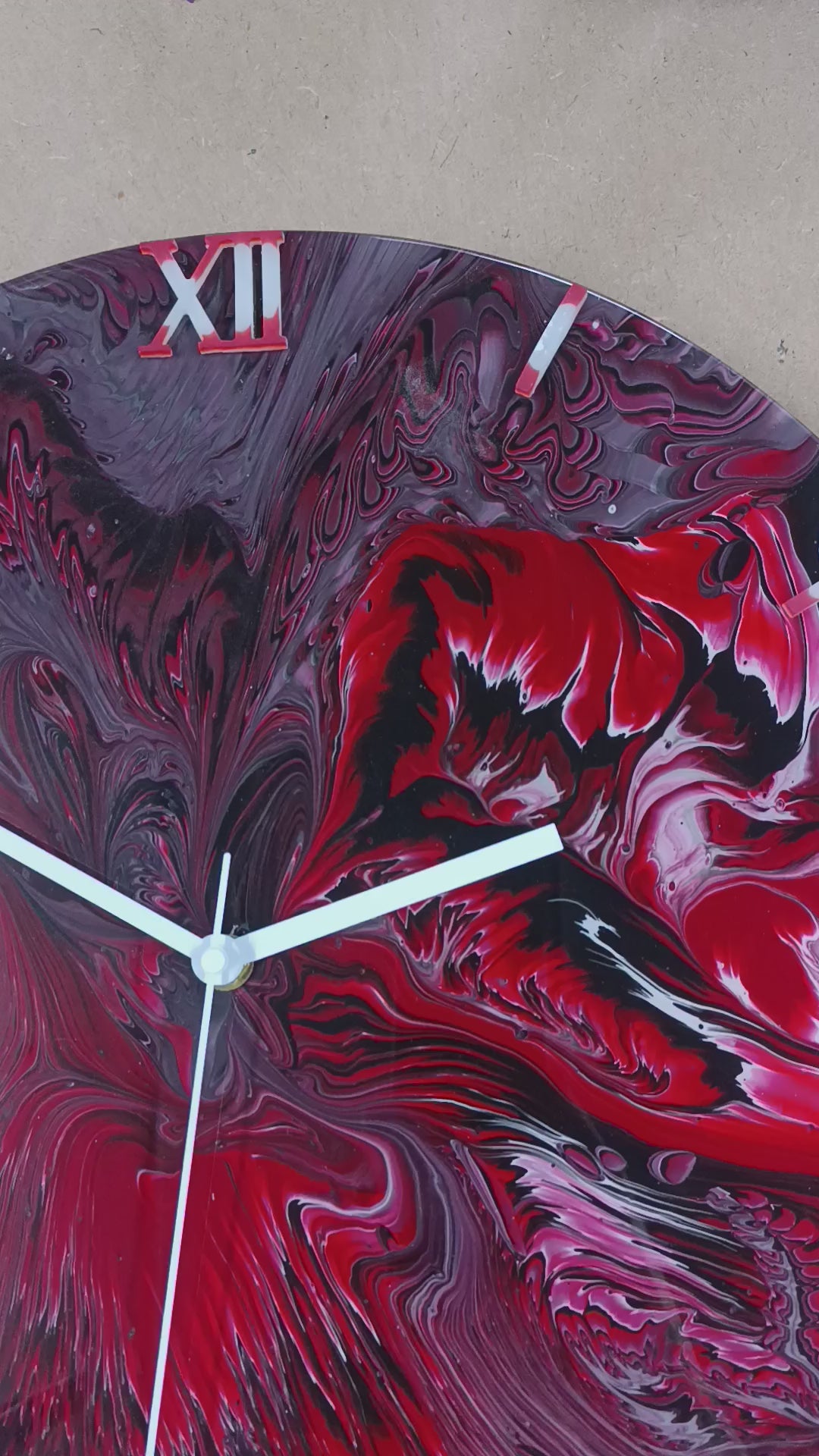 Video wandklok 40cm rood Red Lava detail lava textuur acryl pouring techniek belgië