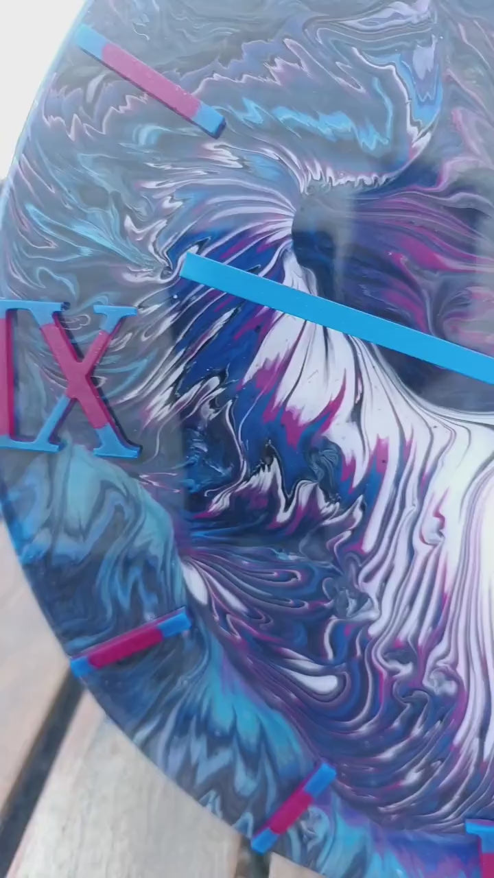 Video wandklok 30cm donkerblauw Midnight Cascade detail waterval effect acryl pour belgië