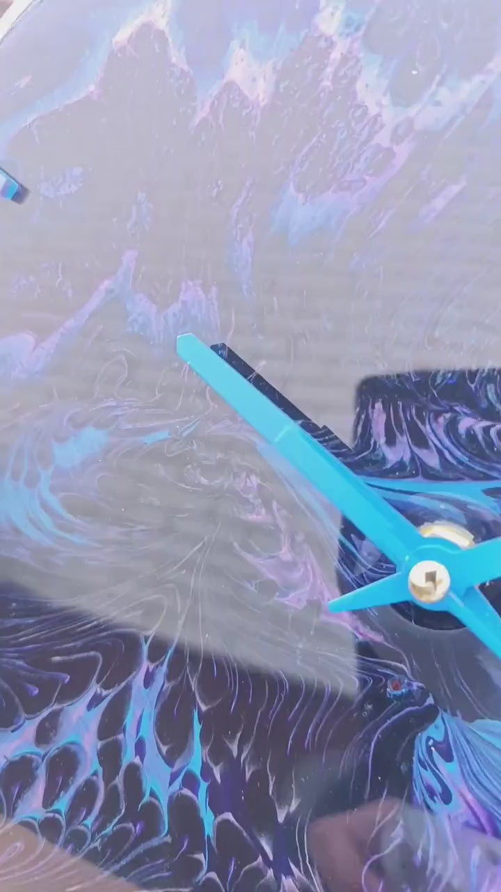 Video wandklok 30cm zwart paars Midnight Swirl detail acryl pour techniek belgië