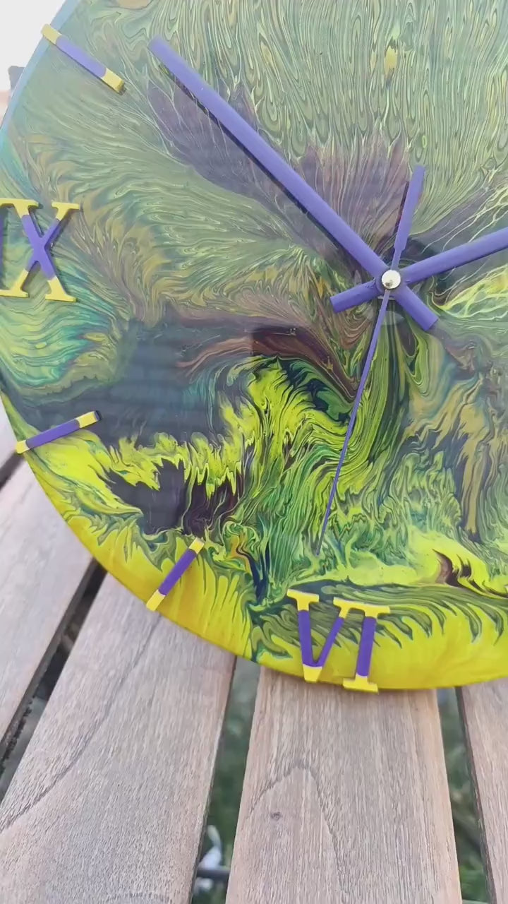 Video wandklok 30cm multicolor Aurora Flow detail kleurrijk design acryl pour belgië