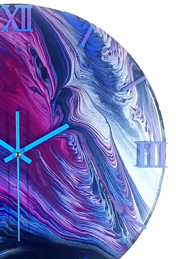 Handgemaakte wandklok 40cm- blauw, roze -"Electric Wave" (Acryl pouring kunst)